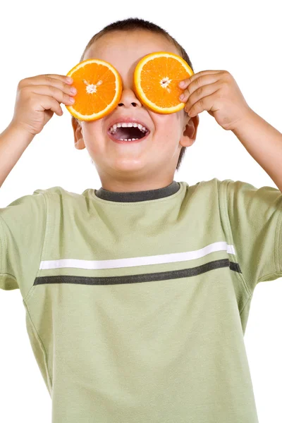 Хлопчик з апельсиновими скибочками — стокове фото