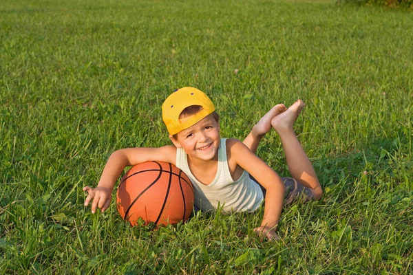 Boy with basketball outdoors — Stock fotografie