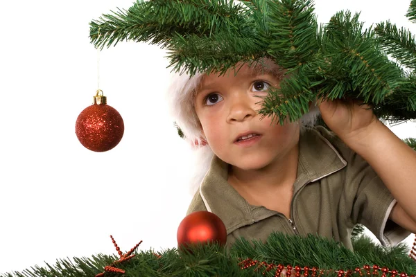 Junge mit Weihnachtsmütze versteckt — Stockfoto