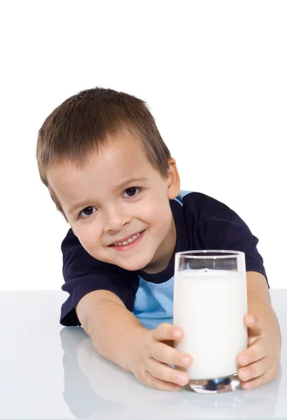 Ευτυχισμένο παιδί με ένα ποτήρι γάλα — Φωτογραφία Αρχείου