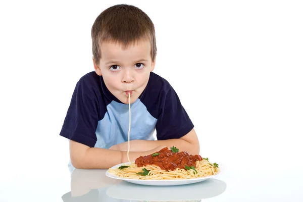 Dítě popíjet se těstoviny — Stock fotografie