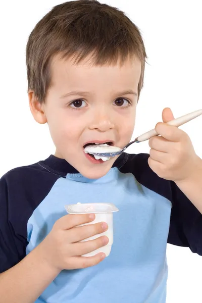 Маленька дитина їсть йогурт — стокове фото