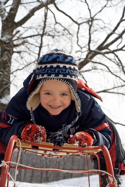在雪橇上的孩子 — 图库照片