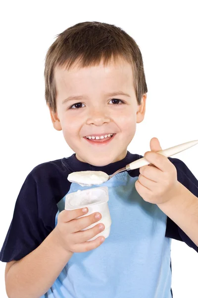 Здоровий хлопчик їсть йогурт — стокове фото