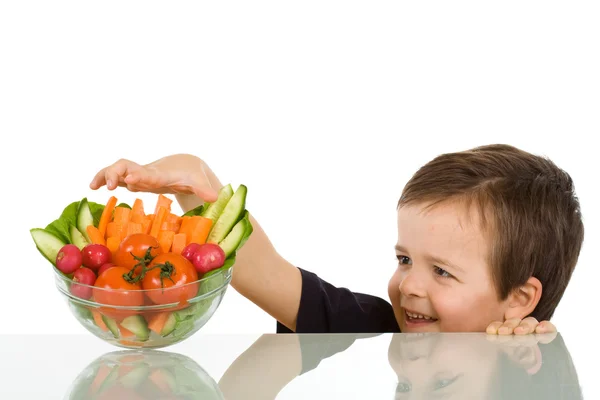 Glücklicher Junge stiehlt Gemüse — Stockfoto