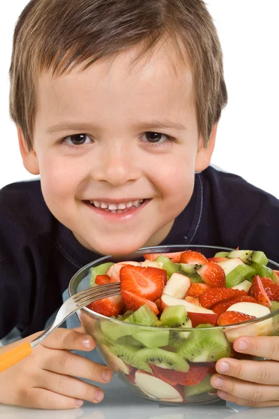 Счастливый ребенок с фруктовым салатом — стоковое фото