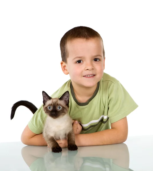 Niño con su gatito — Foto de Stock
