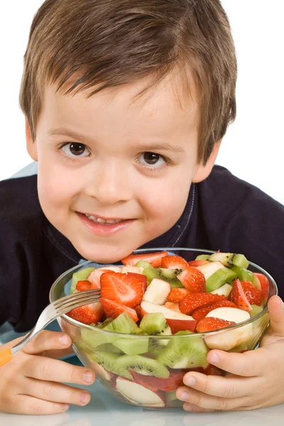 Piccolo ragazzo sorridente con una ciotola di frutta a fette — Foto Stock