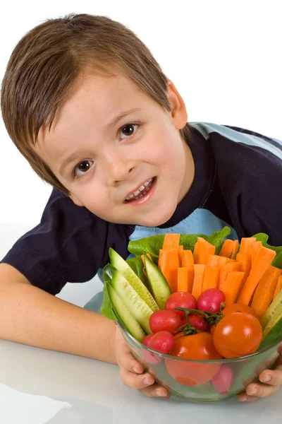 Мальчик со свежими овощами — стоковое фото