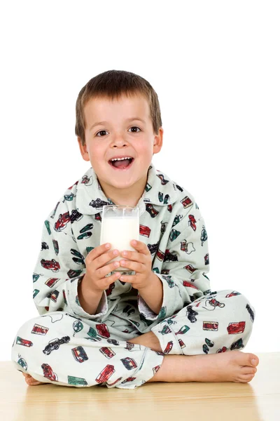 ミルクの彼の就寝時間のガラスと喜んでいる子供 — ストック写真
