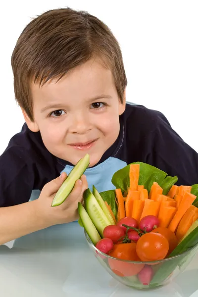 Ευτυχής μικρό αγόρι με ένα μπολ με φρέσκα λαχανικά — Φωτογραφία Αρχείου