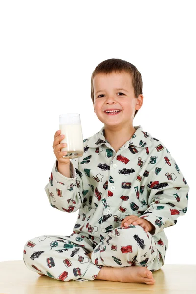 Glad frisk liten pojke med ett glas mjölk — Stockfoto