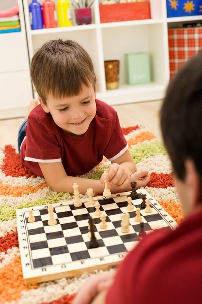 Aprendendo as regras do xadrez — Fotografia de Stock