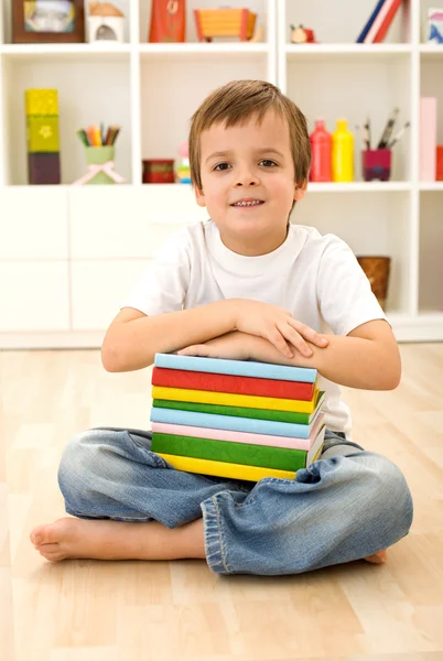 Школьник с книгами на полу — стоковое фото