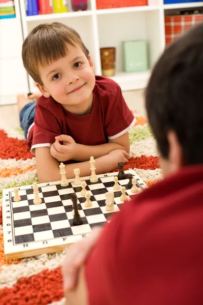 Μικρό αγόρι που παίζει σκάκι — Φωτογραφία Αρχείου