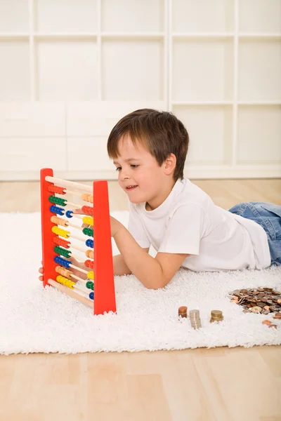 Liten pojke räknar sina besparingar — Stockfoto