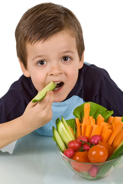 Здоровый маленький мальчик с миской овощей — стоковое фото