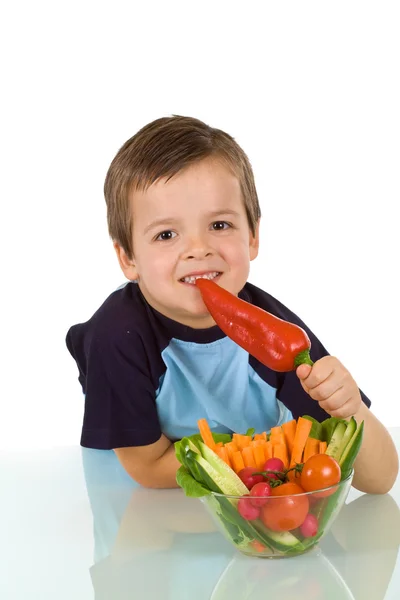 Здоровый маленький мальчик с овощами — стоковое фото