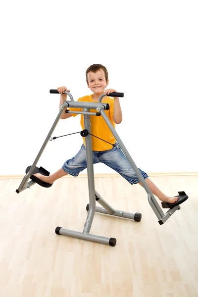 Szczęśliwy chłopiec w siłowni — Zdjęcie stockowe