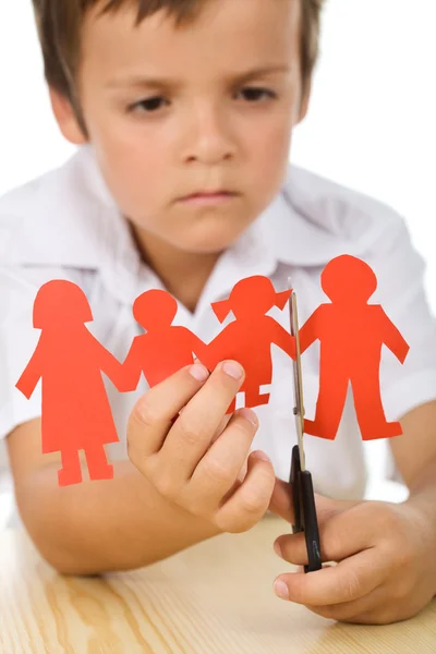 Trauriges Kind schneidet seine Papierfamilie — Stockfoto