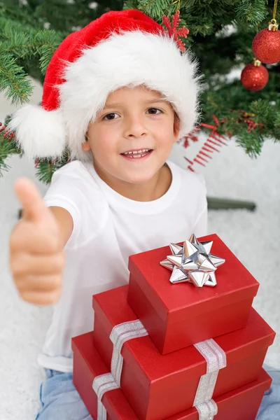 Felice ragazzo soddisfatto con i suoi regali di Natale — Foto Stock