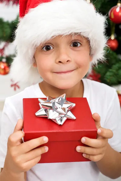 Καθαρή ευτυχία - αγόρι με χριστουγεννιάτικο δώρο — Φωτογραφία Αρχείου
