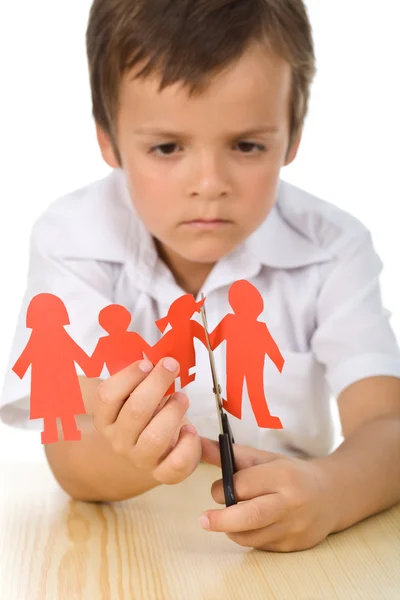 Trieste jongen snijden papier familie - echtscheiding concept — Stockfoto