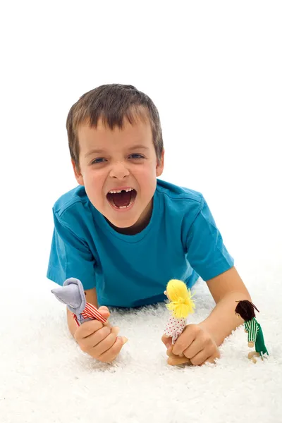 Kleiner Junge spielt aggressives Spiel mit Puppen — Stockfoto