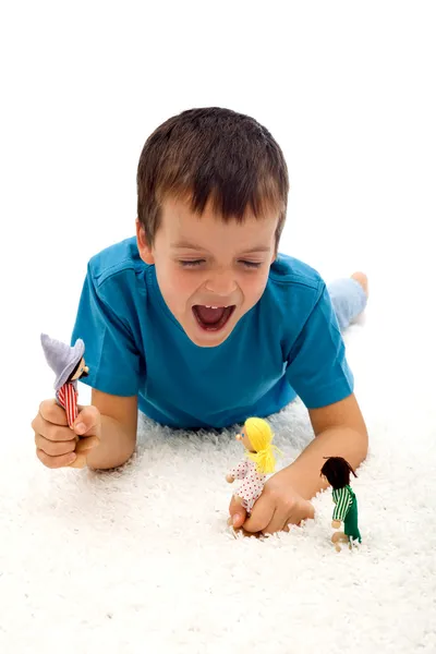 Pojke spelar aggressivt spel med dockor — Stockfoto