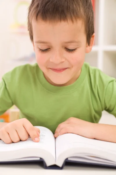 Junge übt Lesen zu Hause — Stockfoto