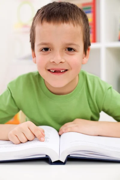Щасливий хлопчик початкової школи практикує читання — стокове фото