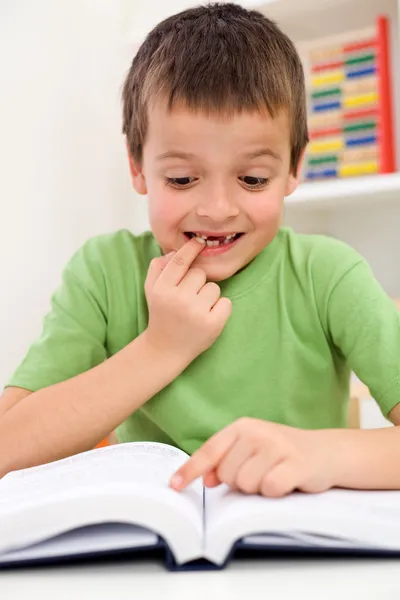 Niño de escuela con problemas de lectura —  Fotos de Stock