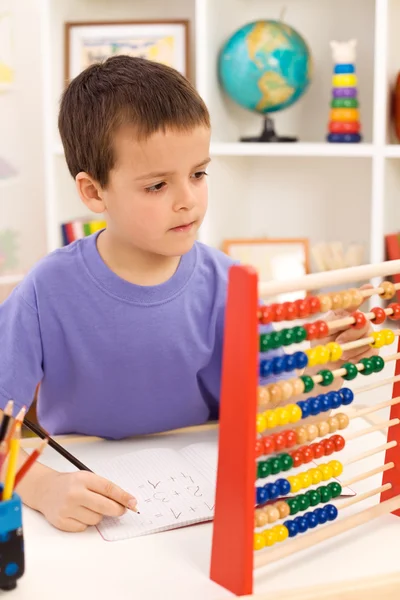 Kind doen wiskunde oefening — Stockfoto