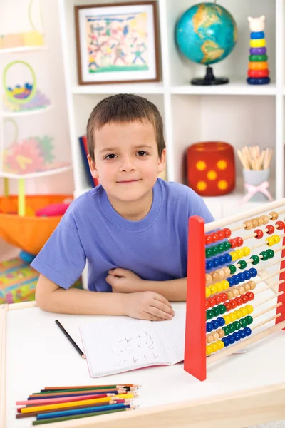 Pojke förbereder för grundskolan — Stockfoto