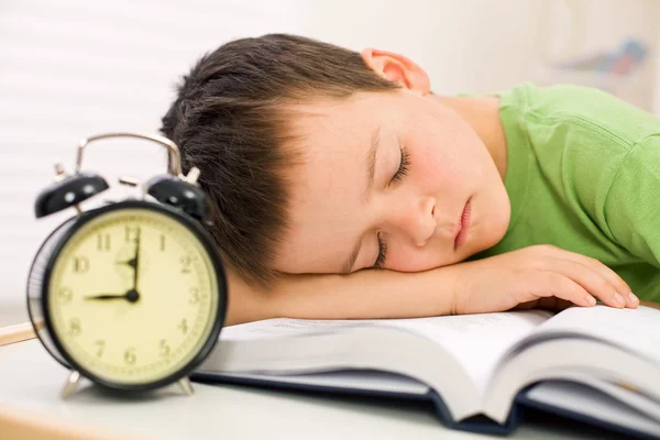 Passada a hora de dormir para o menino da escola — Fotografia de Stock