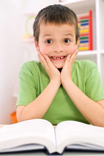 Μικρό αγόρι ξέχασε ανάγνωση - πίσω στο σχολείο έννοια — Φωτογραφία Αρχείου