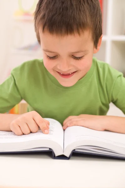 Liten pojke läser — Stockfoto