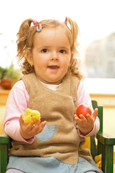 復活祭の卵と鶏を持つ少女 — ストック写真