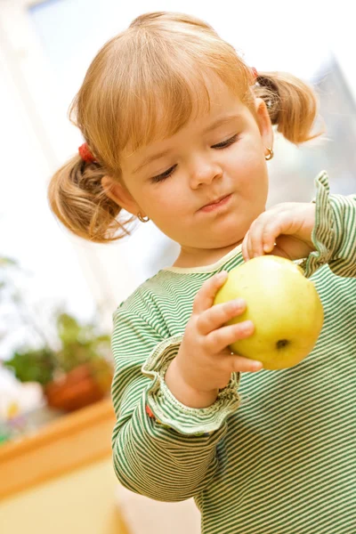Χαριτωμένο κορίτσι με μήλο — Φωτογραφία Αρχείου
