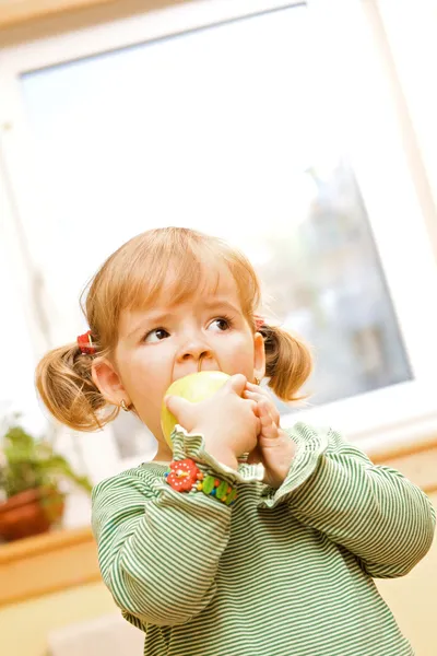 Κοριτσάκι με μήλο — Φωτογραφία Αρχείου