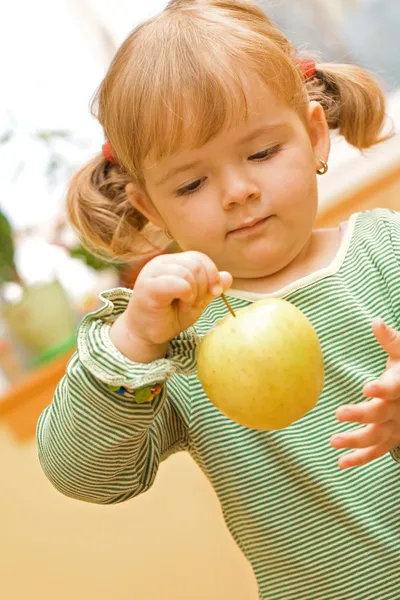Dziewczyna bawi sie z jabłkiem — Zdjęcie stockowe