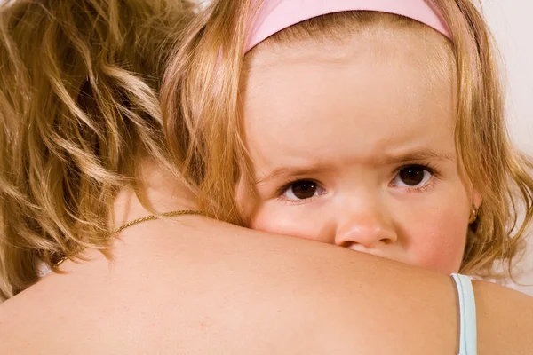 Dziewczynka przytulanie się z matką - zbliżenie — Zdjęcie stockowe