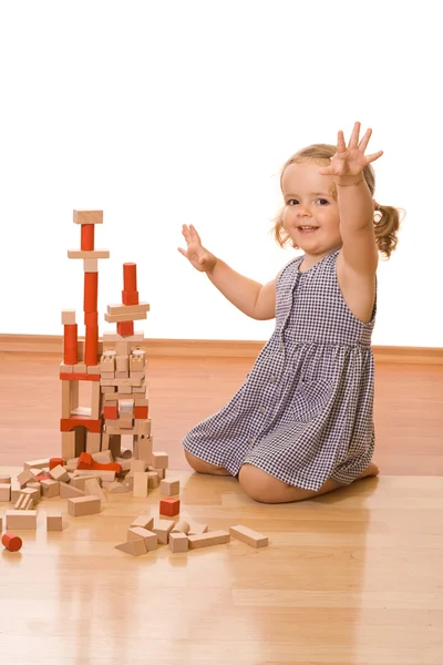Šťastná holčička s dřevěnými bloky — Stock fotografie