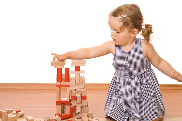 Κοριτσάκι παίζει με ξύλινα μπλοκ — Φωτογραφία Αρχείου