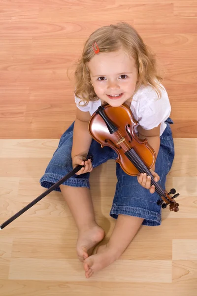 Küçük müzisyen kız — Stok fotoğraf
