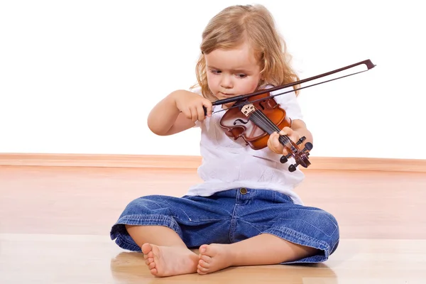 在用一把小提琴在地板上的小女孩 — 图库照片
