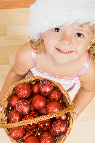Маленькая девочка с рождественскими яйцами — стоковое фото