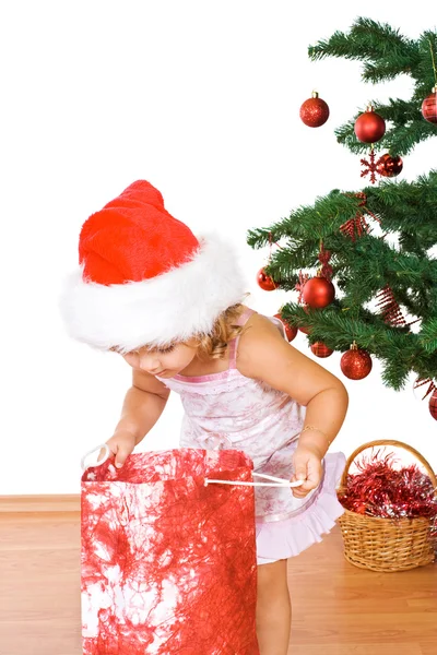Meisje met heden en kerstboom — Stockfoto