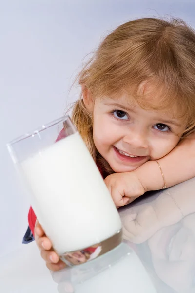 Szczęśliwa dziewczynka ze szklanką mleka — Zdjęcie stockowe