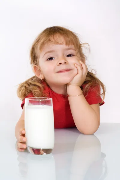 Menina feliz com leite — Fotografia de Stock